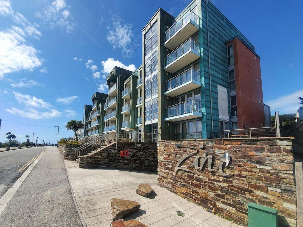 Apartment 100M From Fistral Beach- Underground Parking-Surf Shower & Locker- Sleeps 6 New Quay Exteriör bild