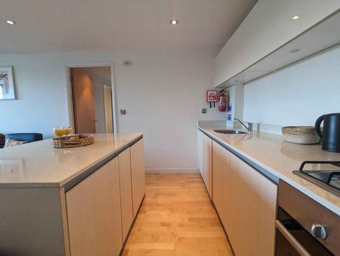 Apartment 100M From Fistral Beach- Underground Parking-Surf Shower & Locker- Sleeps 6 New Quay Exteriör bild