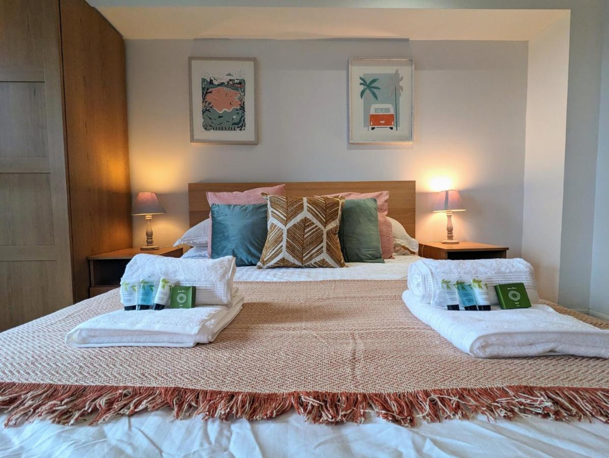 Apartment 100M From Fistral Beach- Underground Parking-Surf Shower & Locker- Sleeps 6 New Quay Exteriör bild