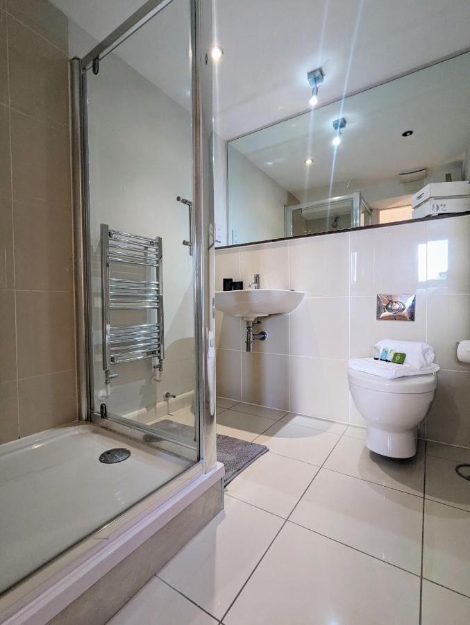 Apartment 100M From Fistral Beach- Underground Parking-Surf Shower & Locker- Sleeps 6 New Quay Exteriör bild
