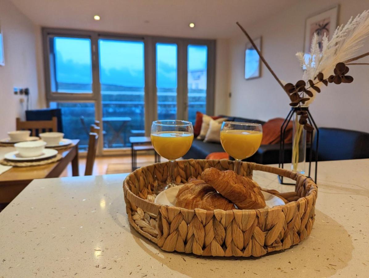 Apartment 100M From Fistral Beach- Underground Parking-Surf Shower & Locker- Sleeps 6 New Quay Exteriör bild