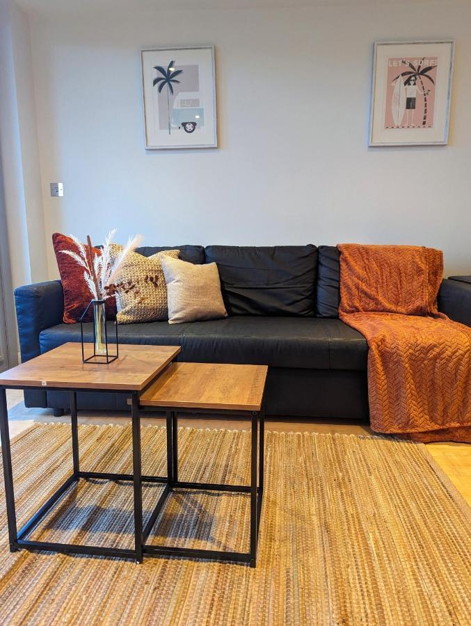 Apartment 100M From Fistral Beach- Underground Parking-Surf Shower & Locker- Sleeps 6 New Quay Exteriör bild