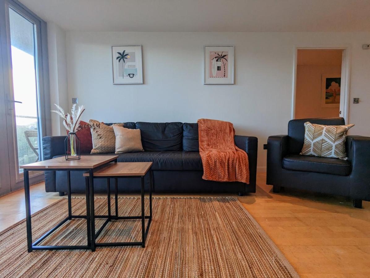 Apartment 100M From Fistral Beach- Underground Parking-Surf Shower & Locker- Sleeps 6 New Quay Exteriör bild