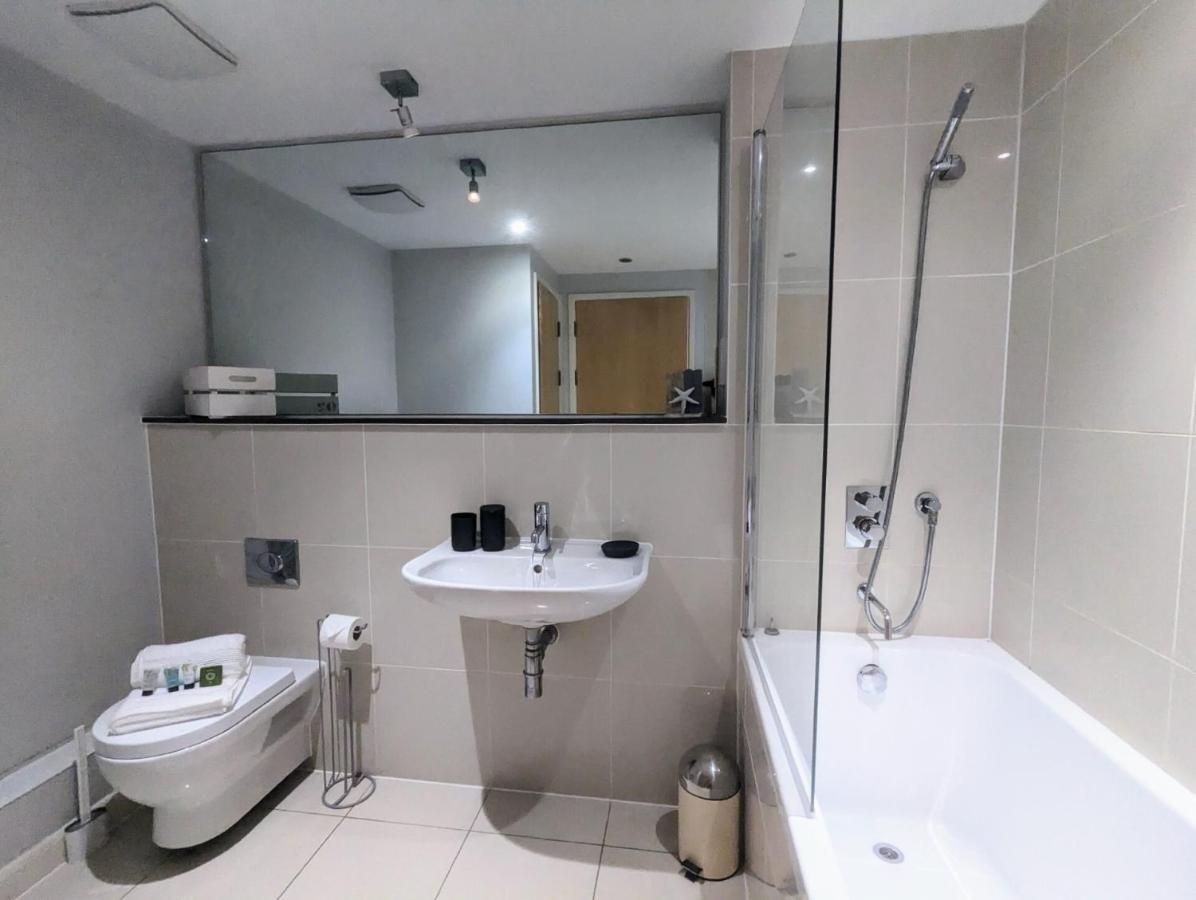 Apartment 100M From Fistral Beach- Underground Parking-Surf Shower & Locker- Sleeps 6 New Quay Exteriör bild