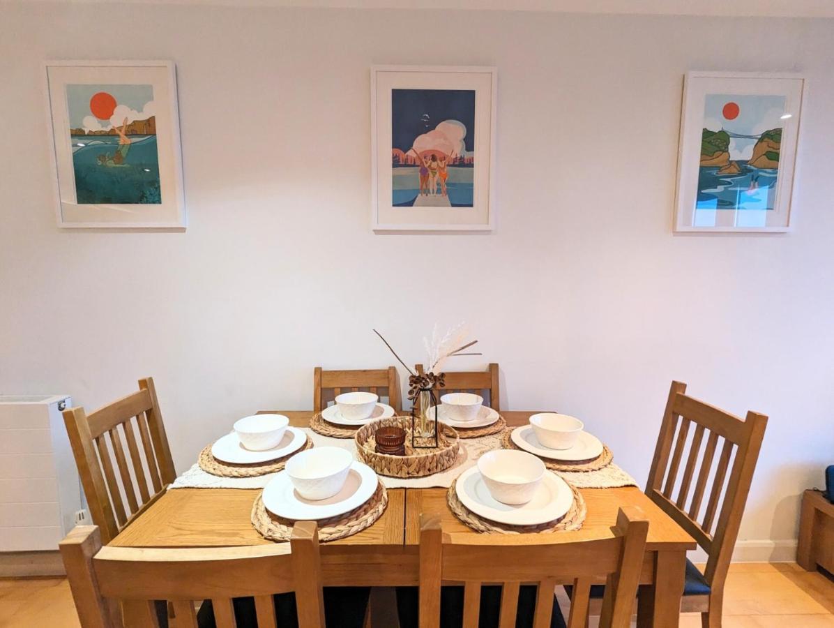 Apartment 100M From Fistral Beach- Underground Parking-Surf Shower & Locker- Sleeps 6 New Quay Exteriör bild