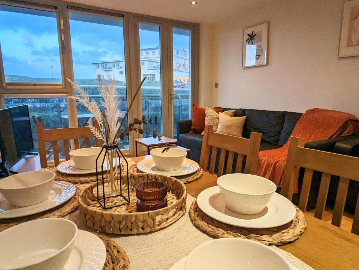 Apartment 100M From Fistral Beach- Underground Parking-Surf Shower & Locker- Sleeps 6 New Quay Exteriör bild